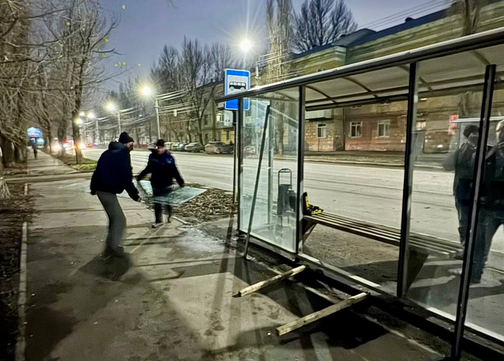 Ещё один остановочный павильон разгромили вандалы в Саратове